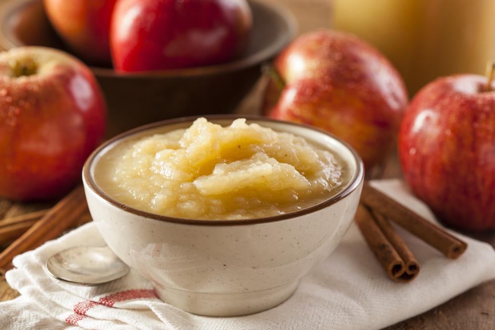 mixing applesauce with dog food